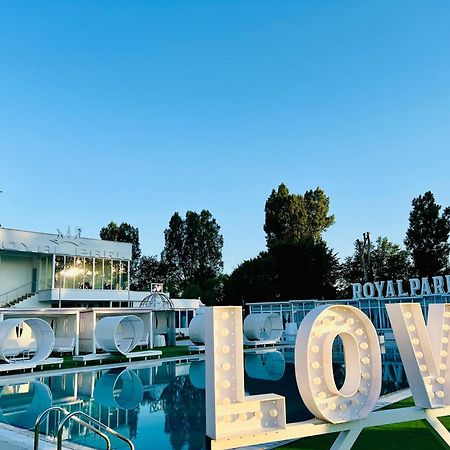 ホテル Royal Park Complex Bascov エクステリア 写真