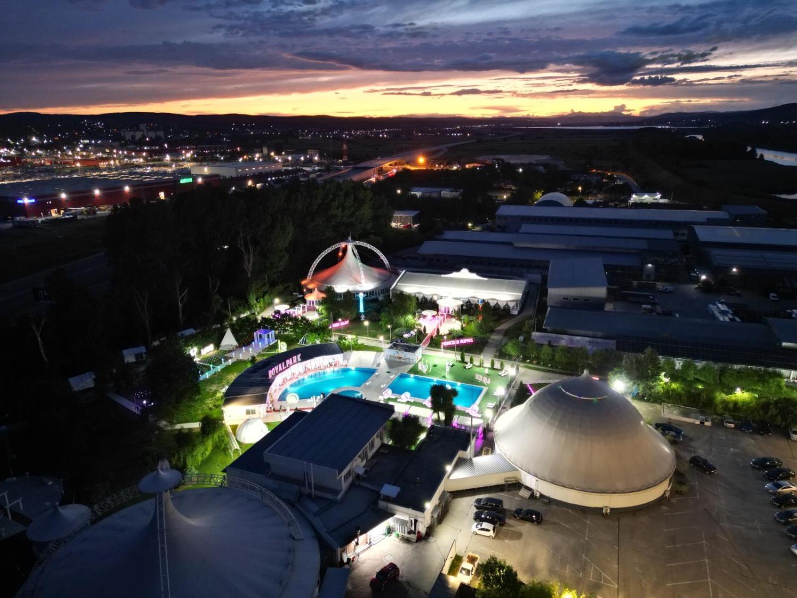ホテル Royal Park Complex Bascov エクステリア 写真