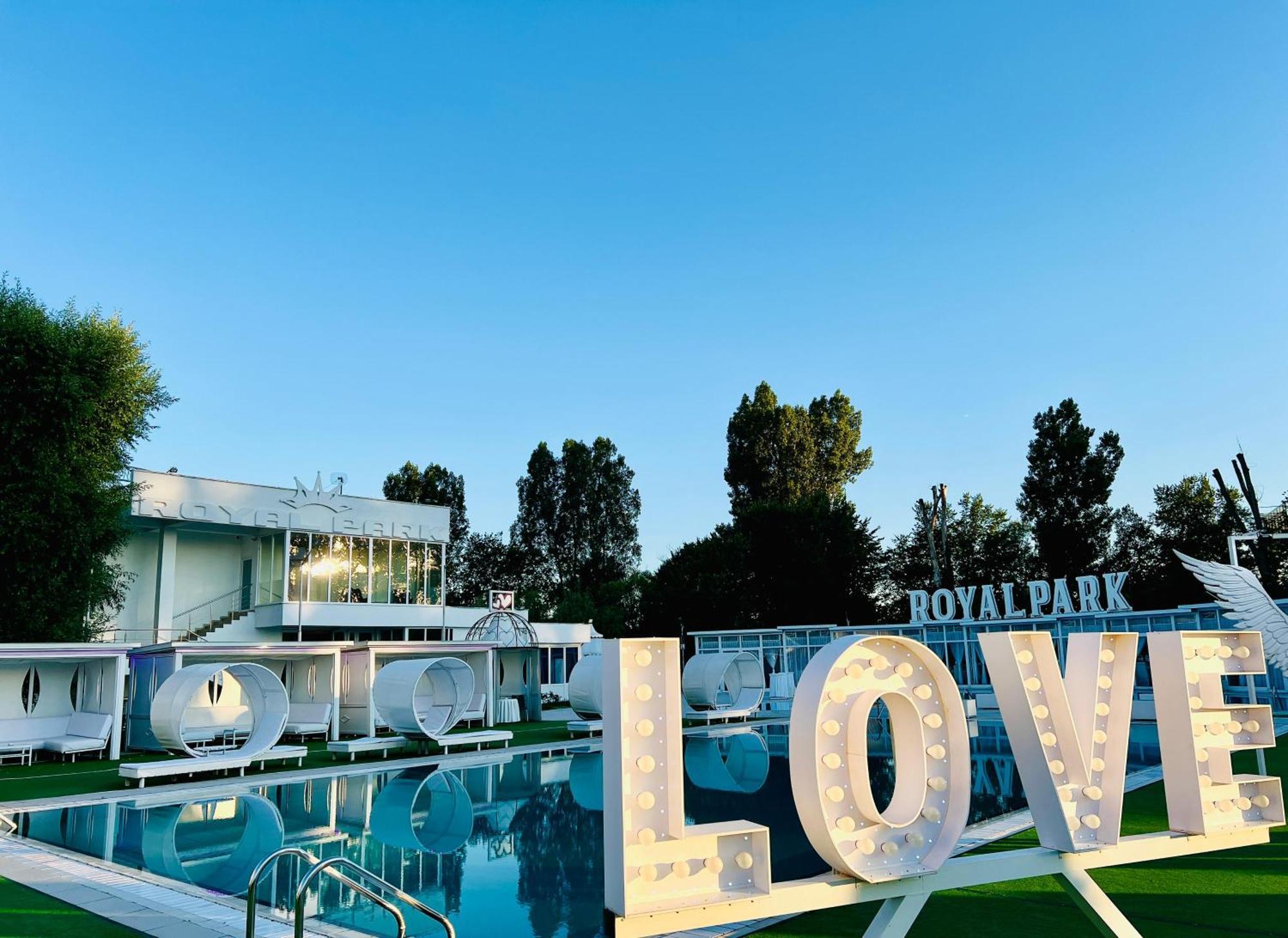 ホテル Royal Park Complex Bascov エクステリア 写真