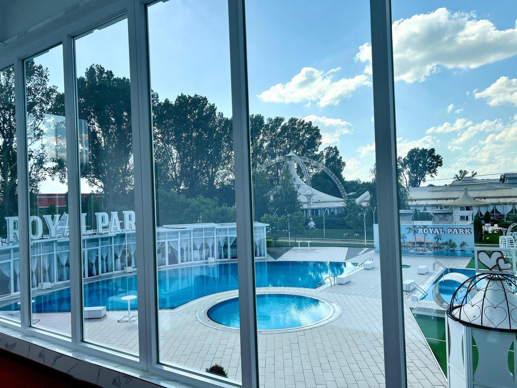 ホテル Royal Park Complex Bascov エクステリア 写真